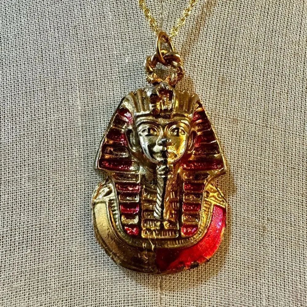 Gold tone and pink king tut pendant necklace